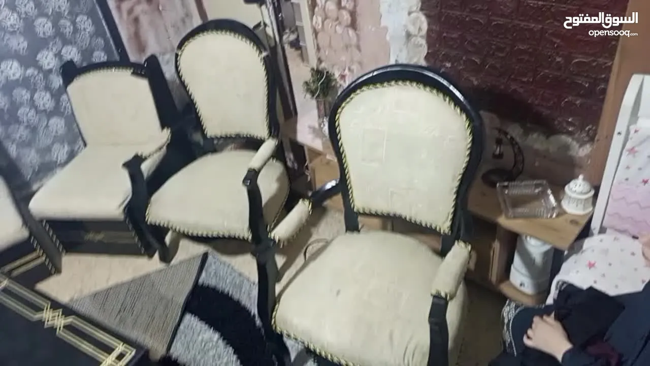 للبيع طقم كنب خشب زان بحاله ممتازه جدا الموقع اربد مع طولات للبيع المستعجل جدا  الرقم موجود