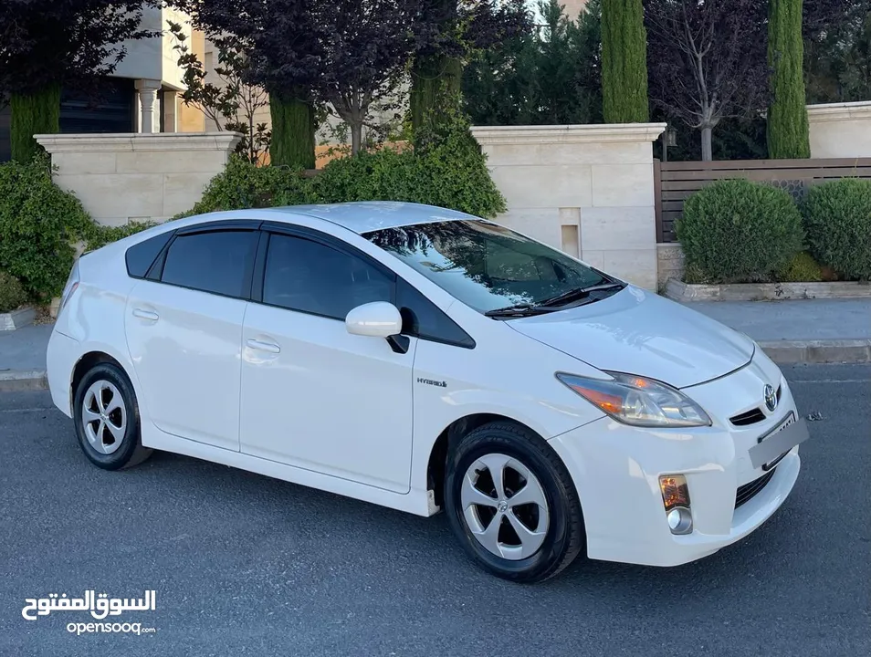 تويوتا بريوس منفوضه بالكامل مع جنط وكوشوك وكاله استعمال شخصي بطاريه فحص