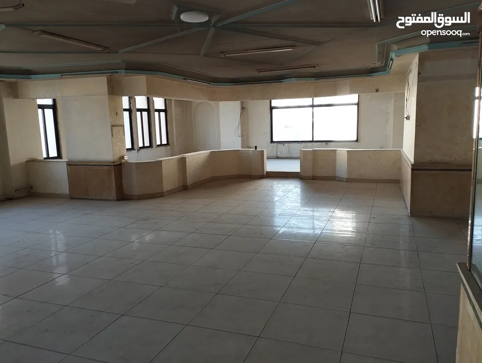 معرض للايجار في الجاردنز