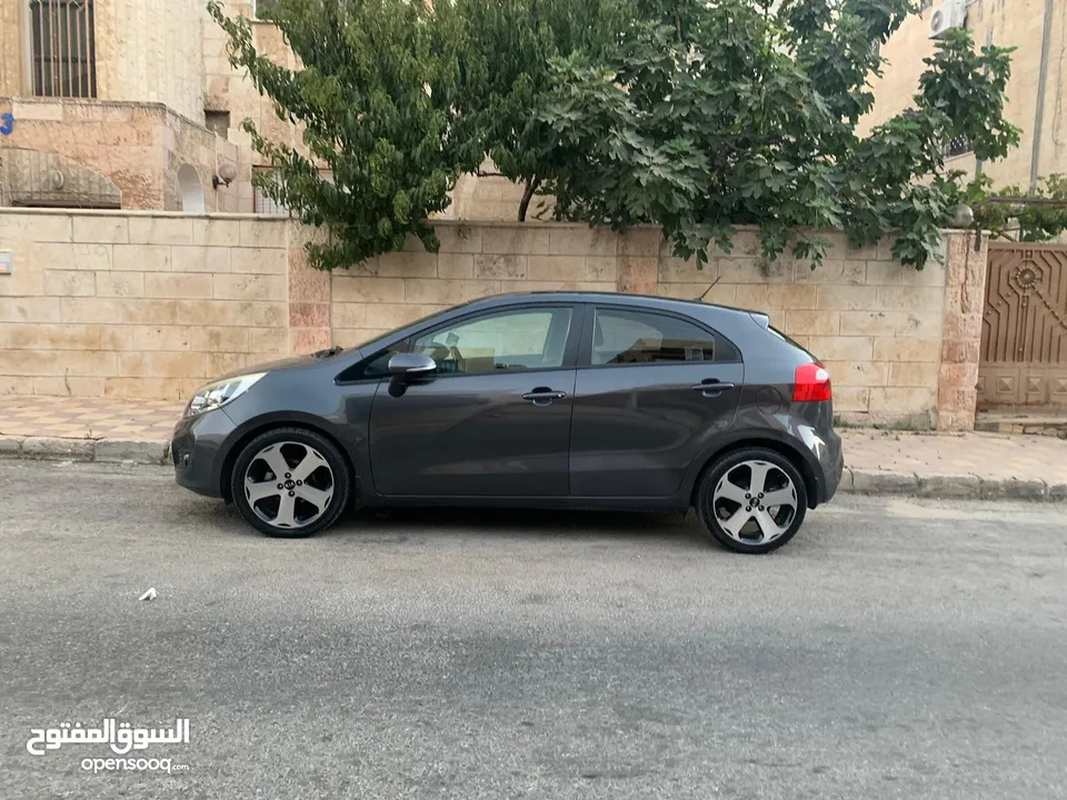 Kia Rio 2014 هاتشباك مجنط مع فتحة