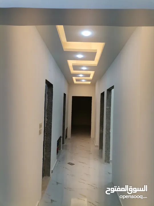 شقه ثالث فني 220 م دوبلكس مع رووف جنوب بوابه اللوازم لجامعه اليرموك خلف صيدليه الرازي