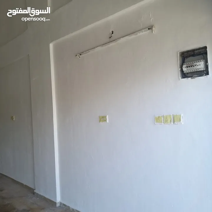 العقبة الحرفية ..بناية كاملة مخزنين وطابق مكاتب مع تسوية بمساحة 210 م2