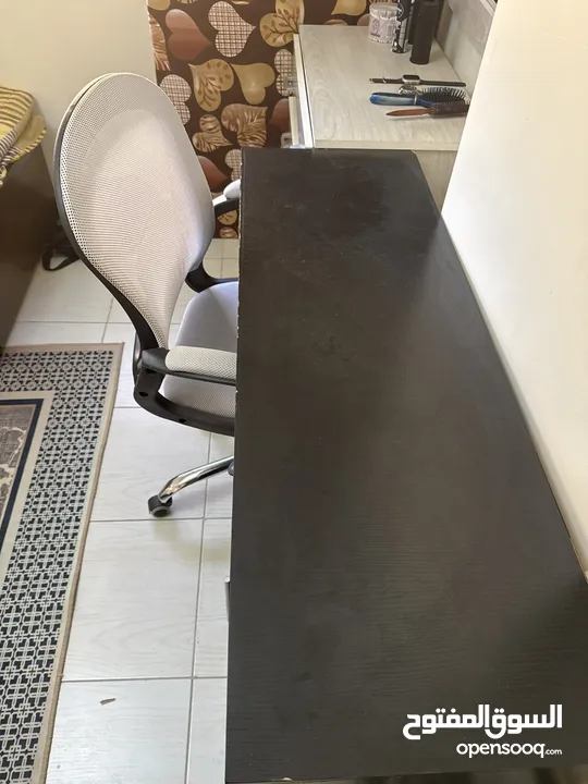 مكتب دراسي للبيع مستعمل الطاوله العرض :120cm الطول 80cm العمق 40cm الكرسي كروم ويتحمل اوزان ثقيله
