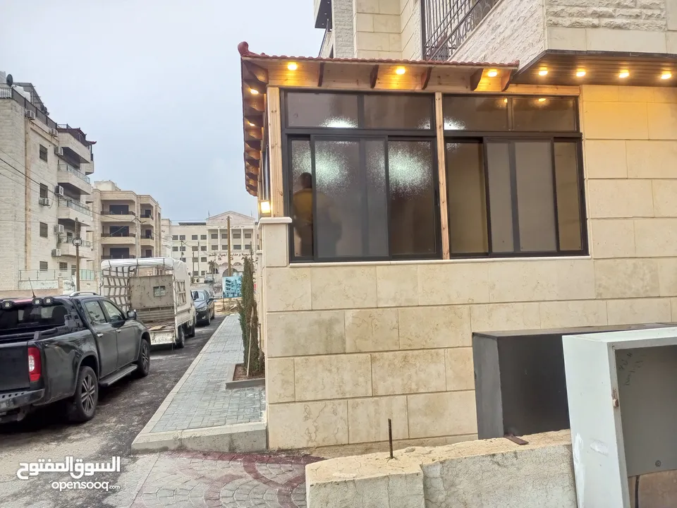 تركيب السيكوريت والمرايا وجميع أعمال الزجاج والألمنيوم بجودة عالية"