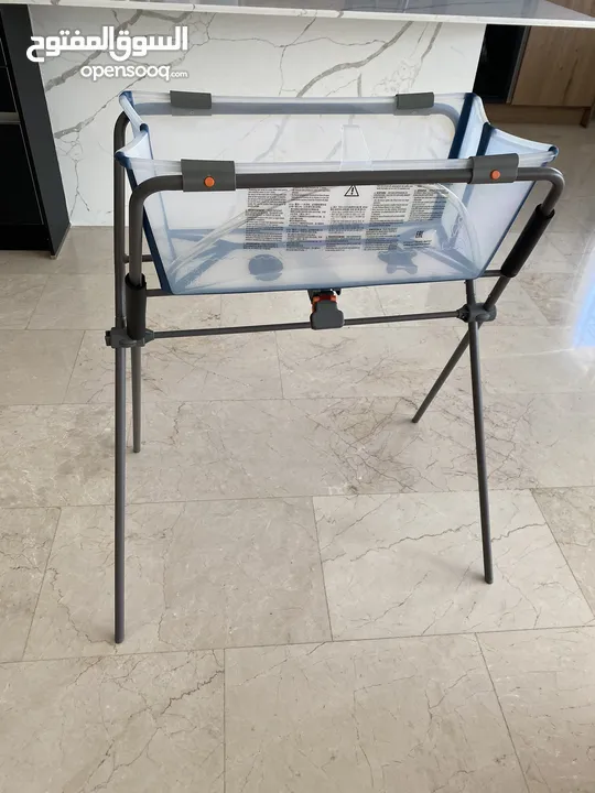 Stokke flexi foldable bathtub for sale. Includes stand and newborn insert. Excellent condition