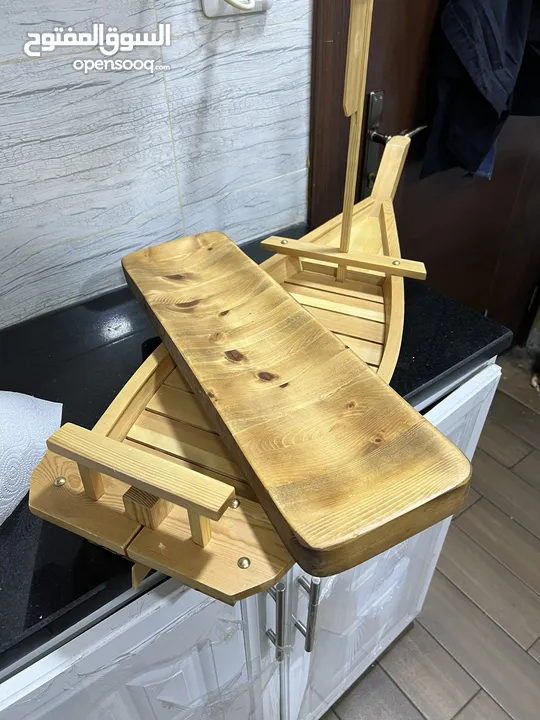 قارب سوشي مع صحن خشبي زان