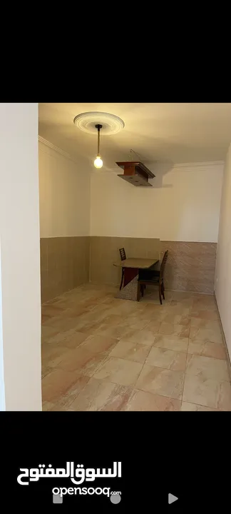 شقه فارغه للايجار - 2 غرف نوم + طابق ارضي  250 شهري