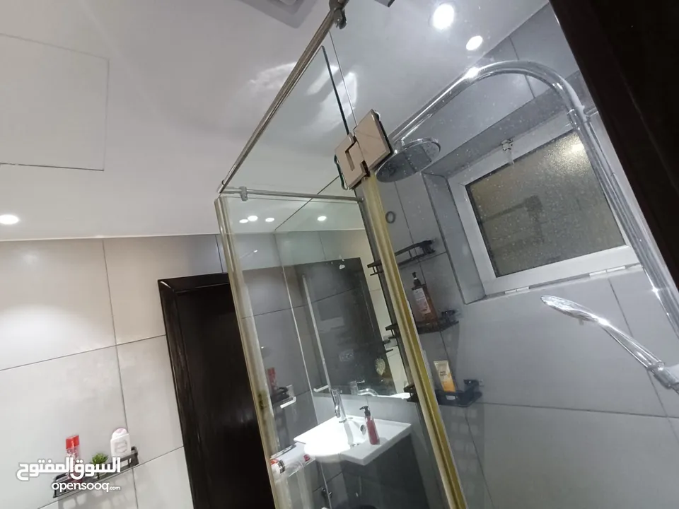 امواج شقه مطله على البحر للبيع