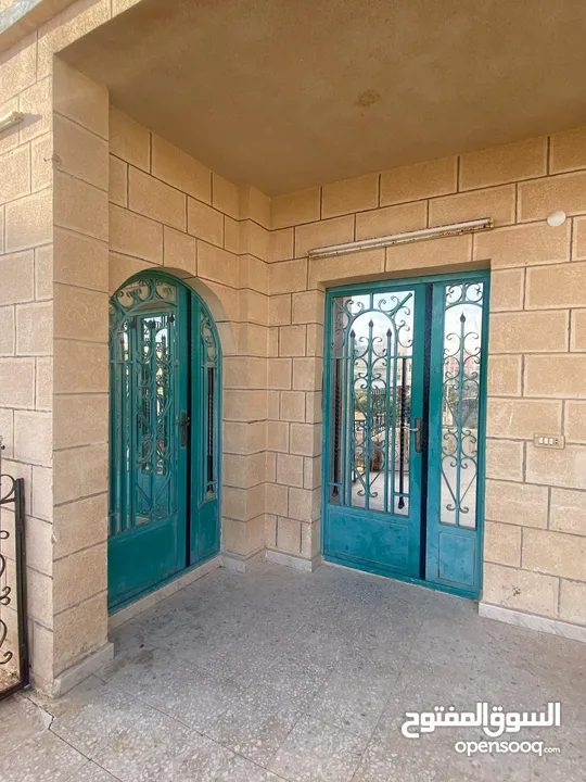 منزل مستقل طابقين مع ارض وحديقة مساحة الارض 1000 متر مربع . للتواصل واتساب : +905364503647