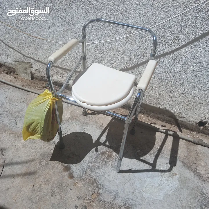 كرسي حمام مع كامل معداته لكبار السن متنقل السعر 10 داخل اربد ولا يوجد توصيل