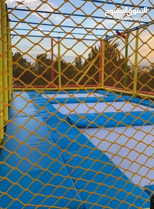 خدمة تفصيل ارضية ترامبولين  وتركيب بايب مواسير فوم سيفتي لعمدان الحديد لمناطق الالعاب و شبك بلاستيك