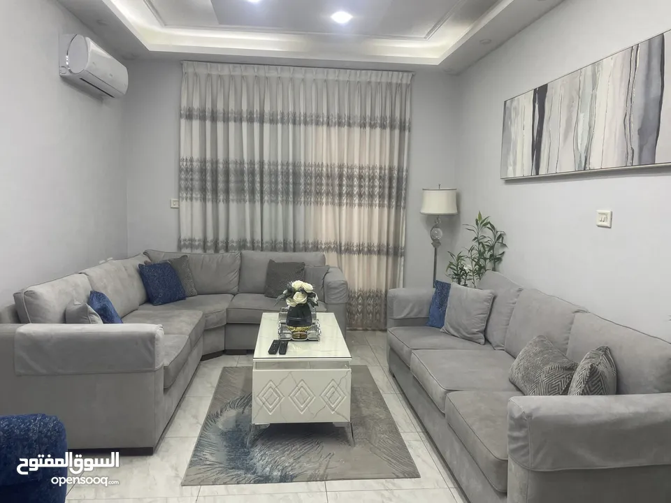 للبيع طقم كنب غرفة معيشة بحالة ممتازة