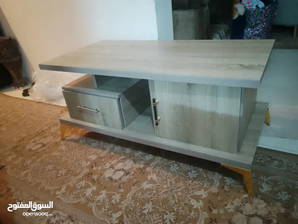 ترابيزه لمينيت بالكامل رجلين ستيل لون ذهبي الترابيزه بالكرتونه ولا خدشه الله يطرح البركه