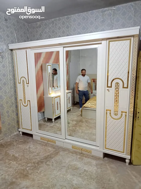 غرفة نوم ماستر فاخرة بتصميم عصري وخامات عالية الجودة مع جميع اغراضها