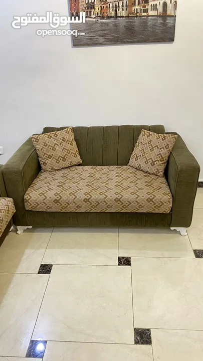 طقم كنب 7 مقاعد و طاولة تلفزيون و دورسوار بمراية