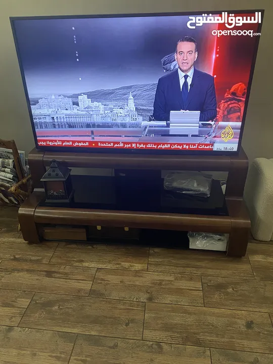 طاولة تلفزيون TV unit للبيع في غرفة الجلوس
