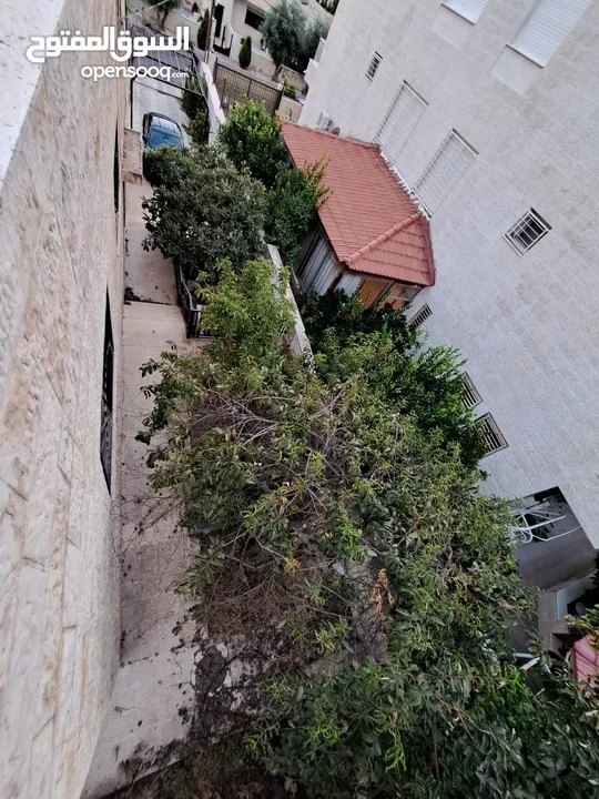 منزل مستقل للبيع الجبيهة/ دوار المنهل- للبيع المستعجل في منطقة هادئة وجيران محترمين حدائق وساحات