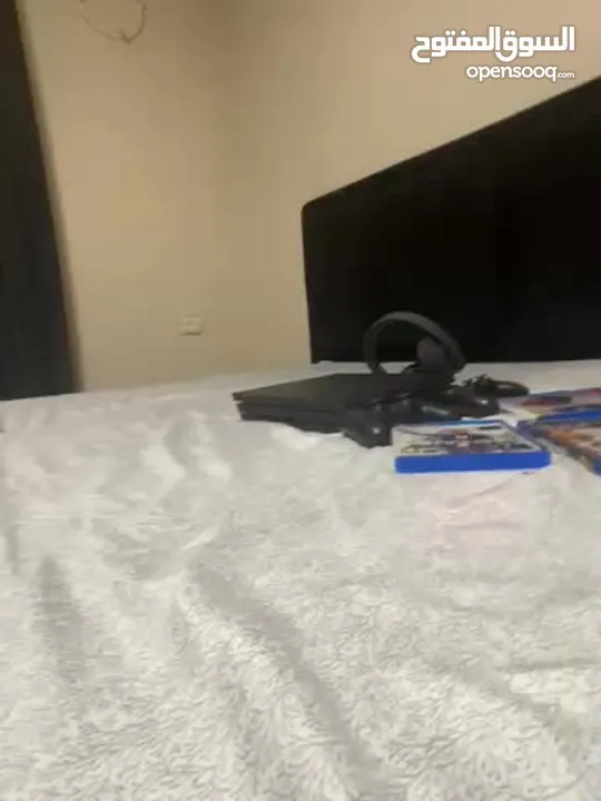 Ps4 pro + ايدتين للبليسيشن + سماعة بلوتث +الشاحن+للبليستيشن+ 4 سديات ومن ضمنهم العبة الشهيرة Gta5