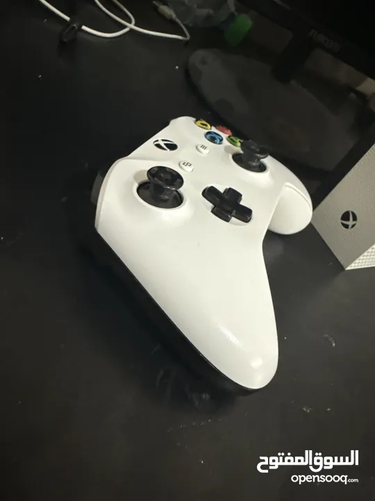 Xbox one s  مستعمل مع يد تحكم لا يوجد التوصيل الا لاماكن قريبة +مستعملة +اسلاكها