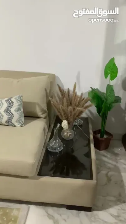 كنب زاوية أنيق مكوّن من 4 قطع بلون بيج راقٍ، تصميم مريح وعصري، خشب ثقيل وجودة عالية، بحالة ممتازة