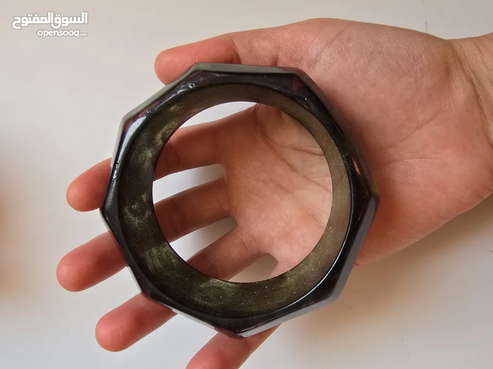 اساور زجاجية ملونة جميلة كبيرة