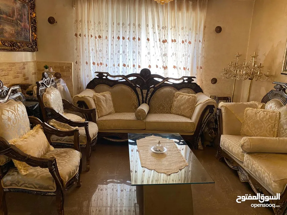 طقم كنب مع طاولة سفرة و 2 بوفيه