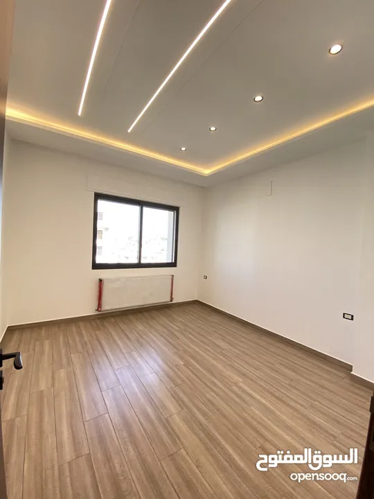شقة مميزة اخير مع روف في اجمل مناطق قرية النخيل اجمل تشطيب واطلالة رائعة 240 داخلي و 90 تراس خارجي