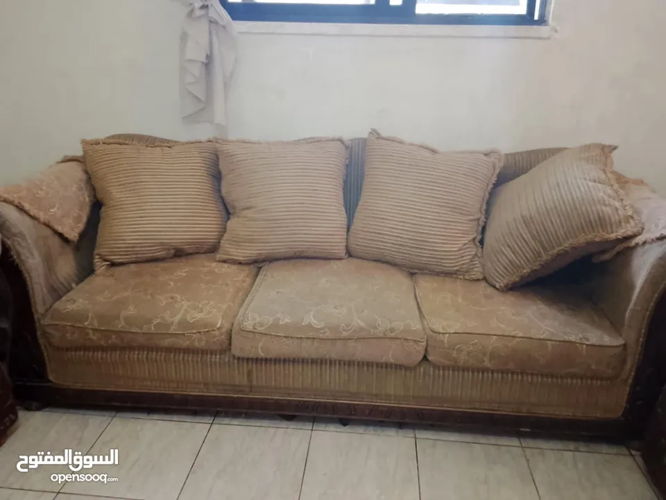طقم كنبيات مستعمل بحاله جيده للبيع المستعجل