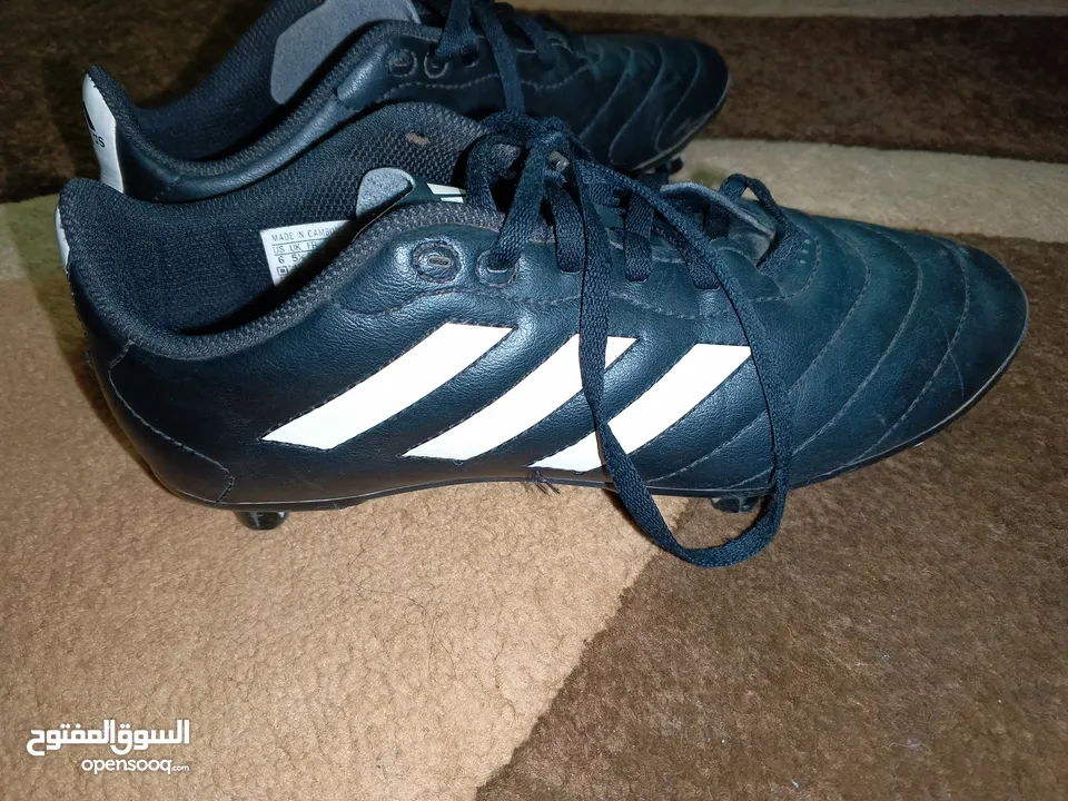 بوت اديداس اصابع
