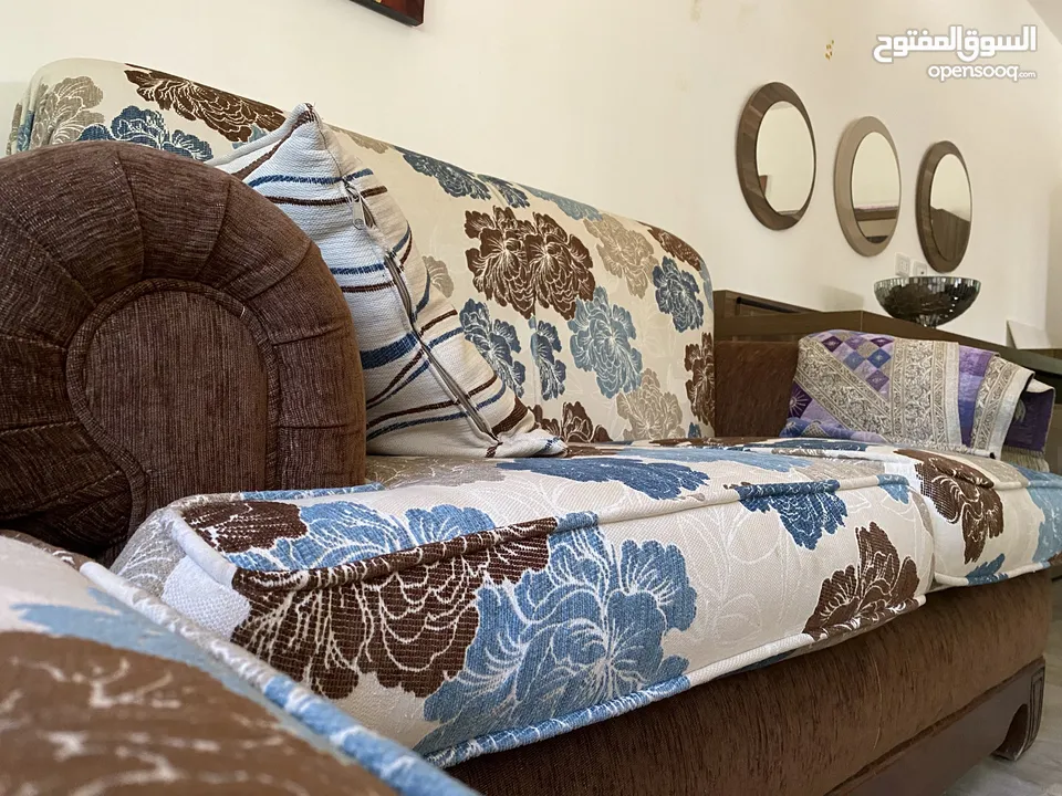 طقم كنب فاخر تفصيل مستعمل استعمال خفيف الاسفنج مضغوط وثقيل .. خشب صلب .. الطقم غير مستهلك الا قليلا
