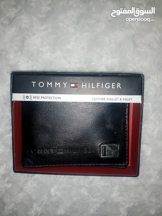 محفظة وحافظة نقود للرجال TOMMY HILFIGER تومي هيلفغير ثنائية الطي جلد اصلي طبيعي 100%  بحالة ممتازة