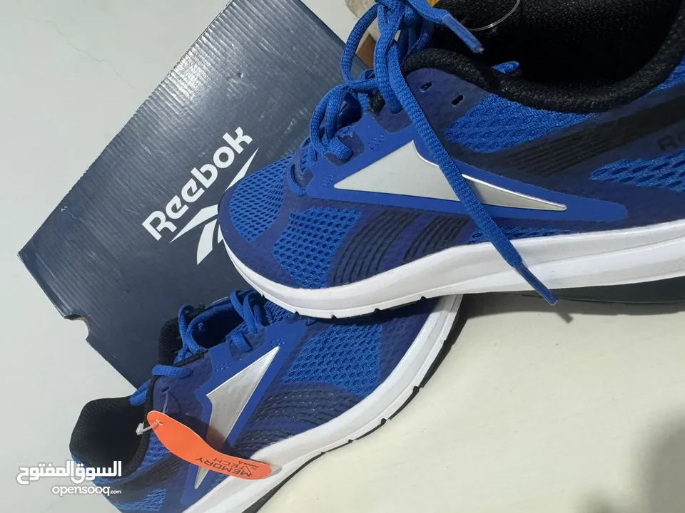 حذاء رياضي أزرق من Reebok، خفيف، بتهوية جيدة ونعل مريح بتقنية Memory Tech.
