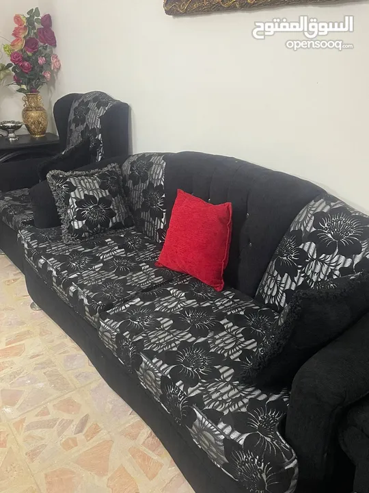 طقمين كنب مع سجاد وبرادي للبيع بسعر مغري قابل للتفاوض