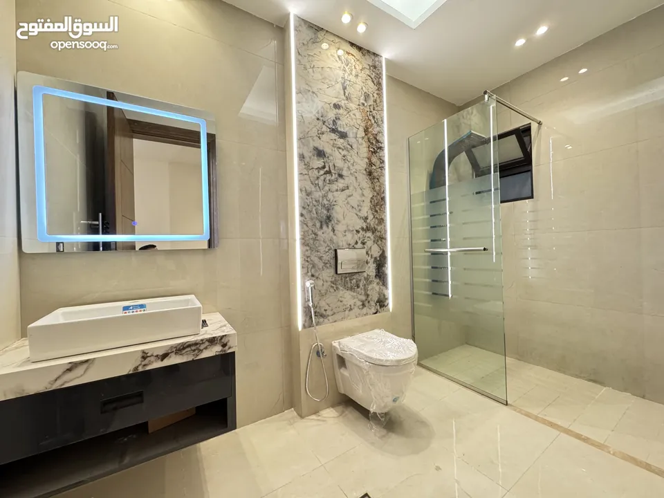 شقة طابق ارضي للبيع مساحة 240م باجمل مناطق خلدا (مشروع 113)