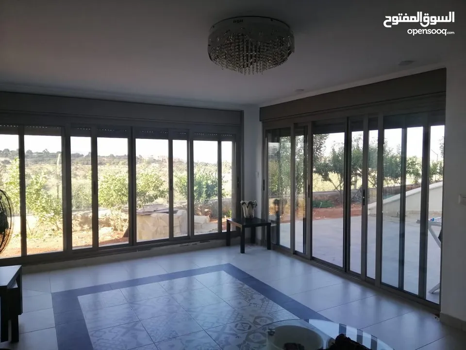 فيلا سكنيه بالسلط للبيع زي وادي الحمامرة واصل جميع الخدمات ومنطقة هادئة قريبة من الاسواق