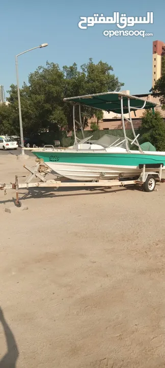 قارب للبيع
