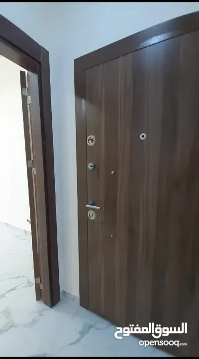 طابق شبه ارضي مطلة و مشمسة و مهوية بأرقى مناطق حي الياسمين المطله على كوريدور عبدون بسعر ناري جدآ