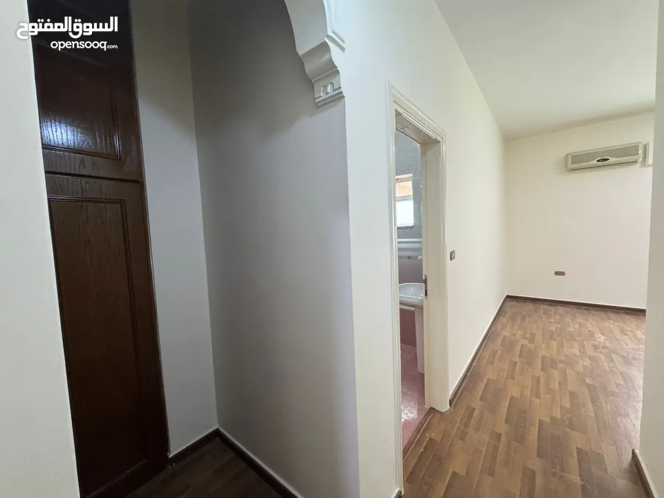 شقه طابق اول 190 متر خلف سوق السلطان