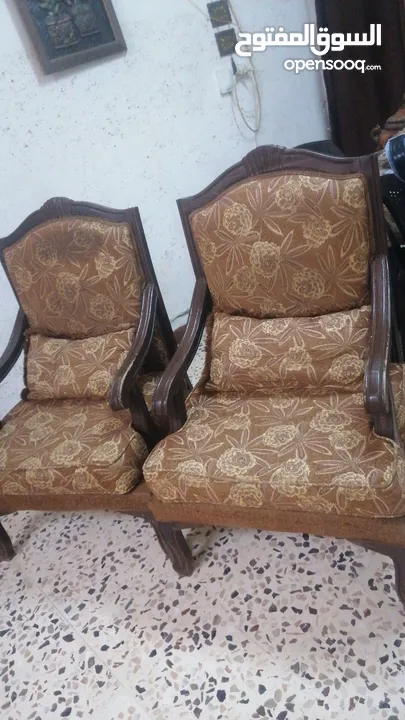 طقم كنب خشب ممتاز ولا يوجد فيه كسر ابدا وفرش جيد