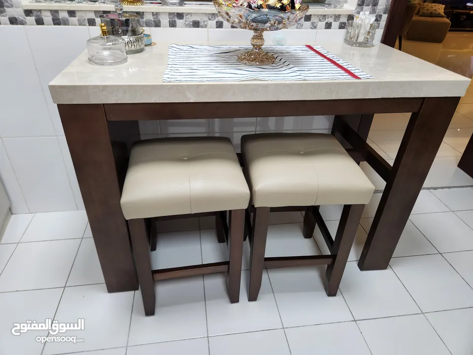 طاولة  جديد مع 6 كراسي 4 جلد فينتج +2 اورنج مخمل ، استعمال شهر /طاولة مطبخ خشب اصلي  من اربع كراسي