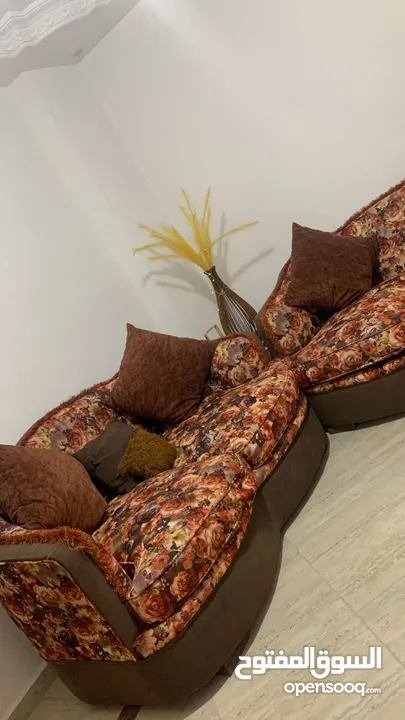 طقم كنب خشب زان مرتب للبيع بداعي السفر  بتكون من كرسيين وكنب عدد2مقعدين ب مقعدين واريكا