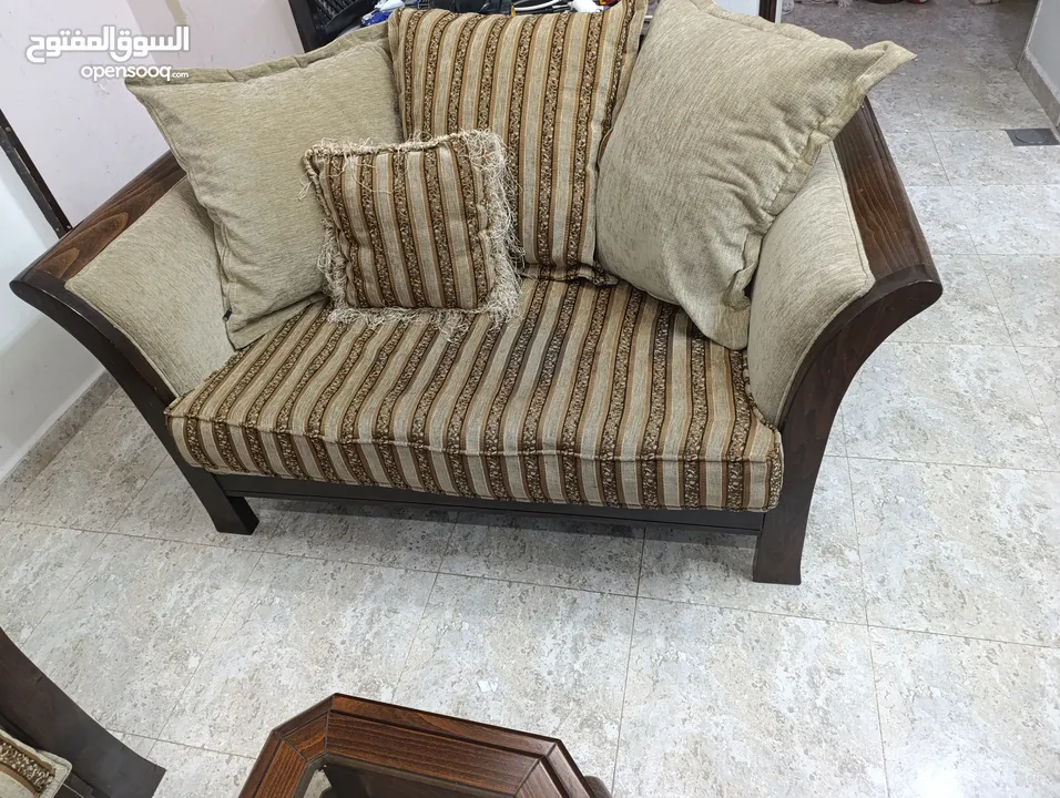 طقم كنب وطاولة وطربيزات