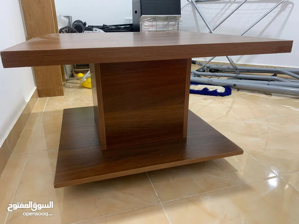 طاولة وسط خشب ثقيلة بدون كسور او خدوش مستعملة استعمال بسيط