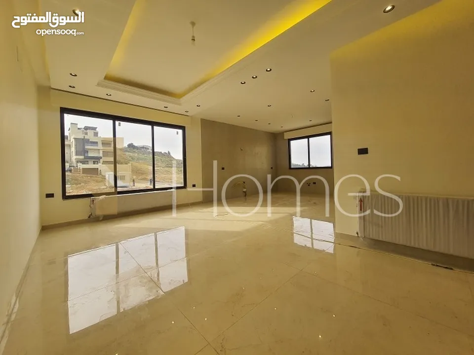 شقة ارضية مع ترس للبيع في رجم عميش بمساحة بناء 193م