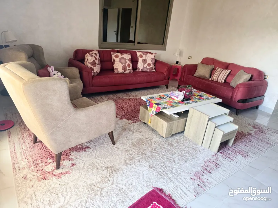 كنب وغرفه شبابيه بدون خزانه بحال الوكاله استخدام بسيط