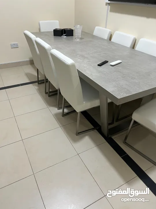 Elegant Dining Table (8 Seats) طاولة طعام بتصميم عصري أنيق