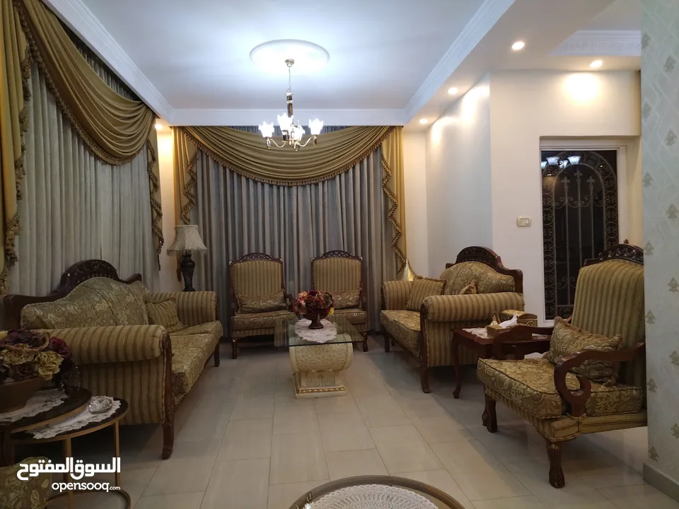بيع  طقم ضيوف عشره مقاعد مكون من ثلاثيه ومجوزتين وثلاث مفارد استعمال قليل.مع برادي عدد2 عرض 290