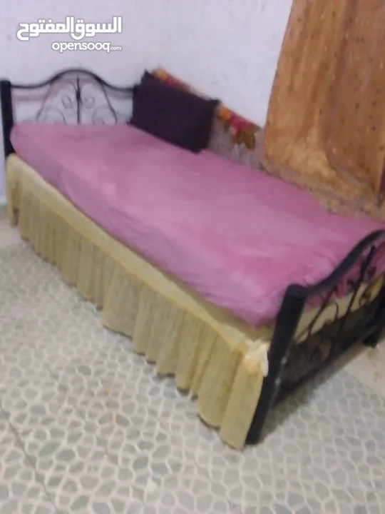 موكيتة ثقيلة وسرير حديد