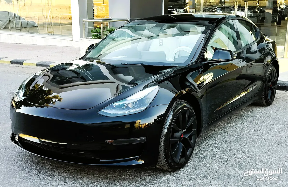 تيسلا 2023 model 3 فحص كامل اوتوسكور لون اسود ملوكي داخلي ابيض بحالة الوكالة للبيع بسعر لقطة ومحرووق