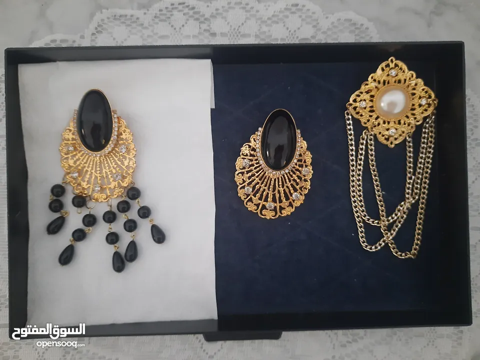 اكسسوارات لكل الأوقات، لجميع المناسبات، ولجميع الاذواق، أنيقة.. بروشات، عقود طويلة وقصيرة،و اقراط